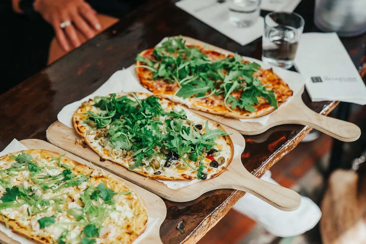 Flammkuchen auf Holzbrettern im Nikolai in Flensburg