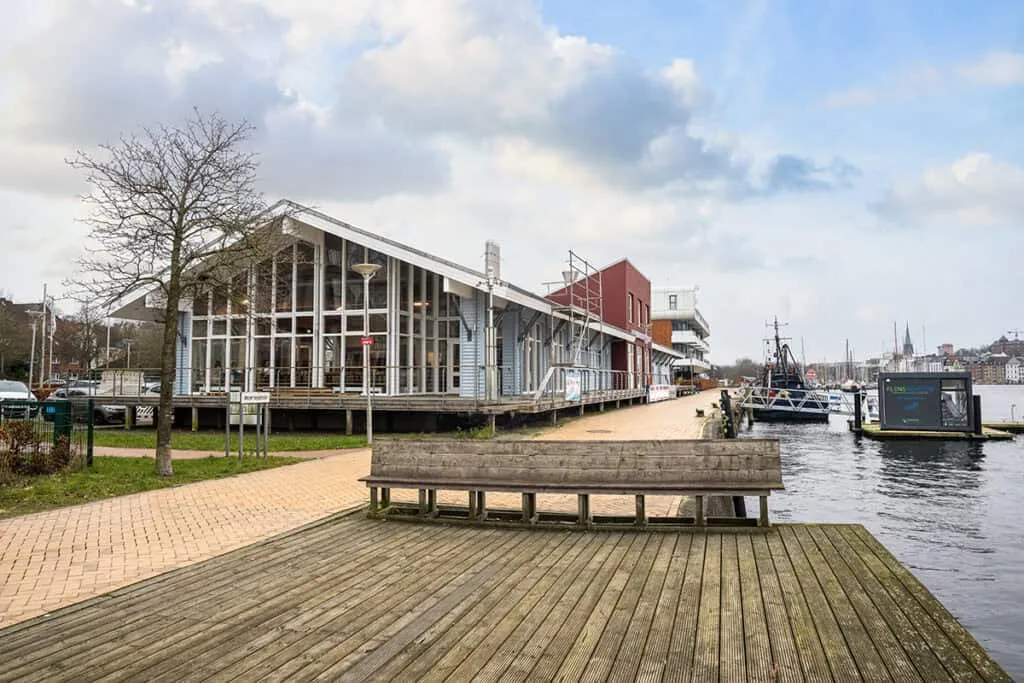 Piet im Fischmarkt am Ballastkai mit Blick auf den Flensburger Hafen
