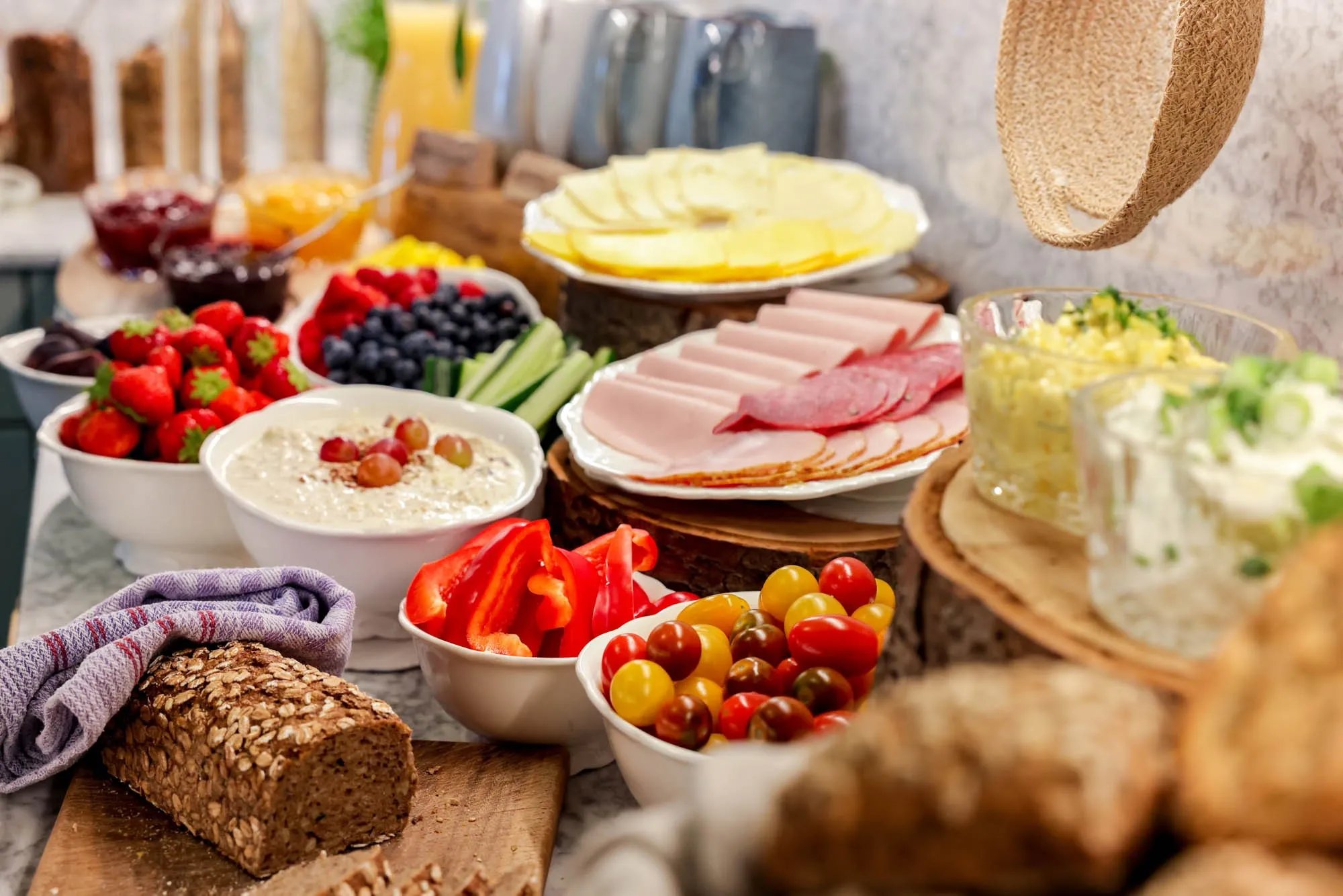 Frühstücksbuffet im Petuh mit hausgemachten Aufstrichen, Obst, Käse, Gemüse und dunklem Brot