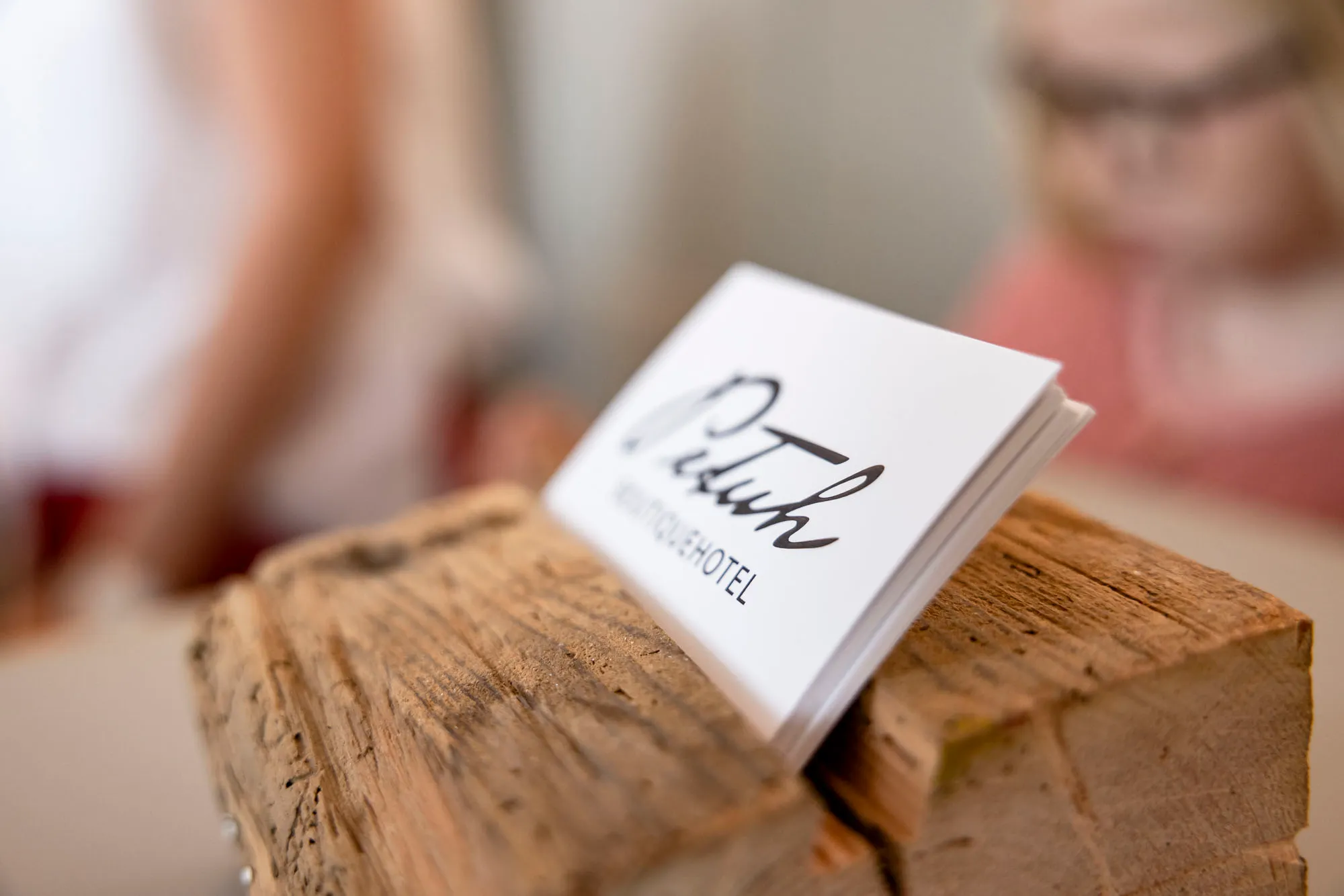 Kräuter auf einem beleuchteten Holzbord in der Klönschnackstube